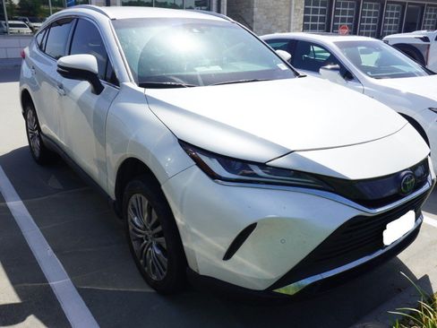 Used 2022 Toyota Venza XLE AWD/4WD image 3