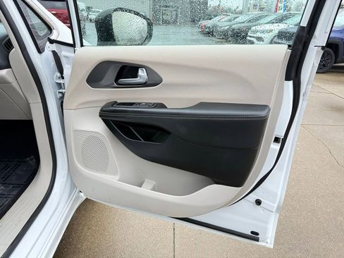 Used 2024 Chrysler Pacifica Touring-L image 26