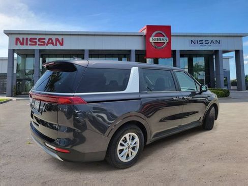 Used 2024 Kia Carnival LX FWD image 2