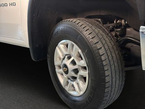 Used 2024 Chevrolet Silverado 2500 LT AWD/4WD image 18