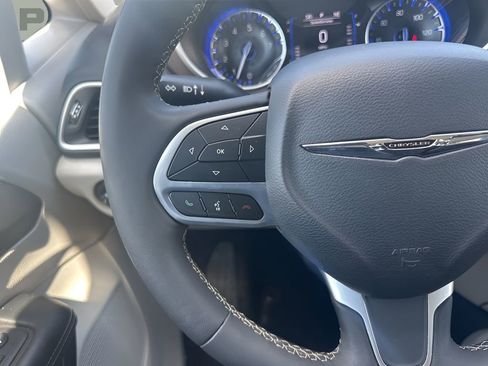 Used 2023 Chrysler Voyager LX image 14
