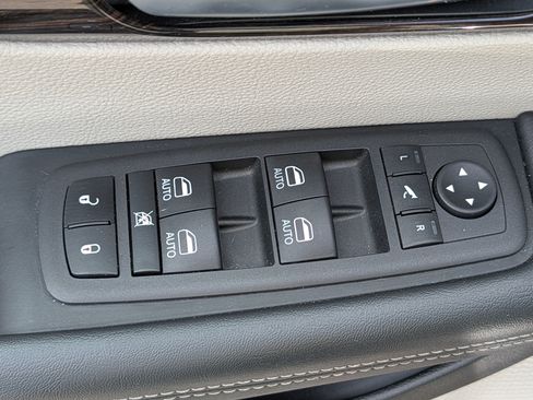 Used 2023 Chrysler Pacifica Limited FWD image 19