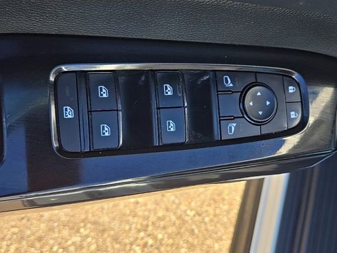 Used 2022 Nissan Pathfinder SV w/ SV Black Package image 11