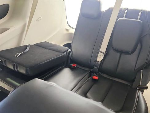 Used 2023 Chrysler Pacifica Touring-L FWD image 33