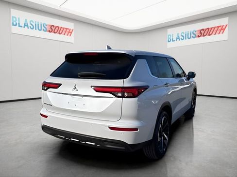 Used 2022 Mitsubishi Outlander ES image 3