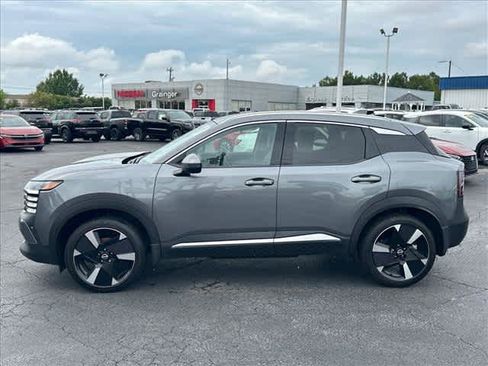 Used 2025 Nissan Kicks SR w/ SR Premium Package FWD image 6