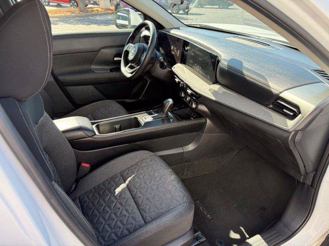 Used 2025 Nissan Kicks SV w/ Illumination Package AWD/4WD image 3