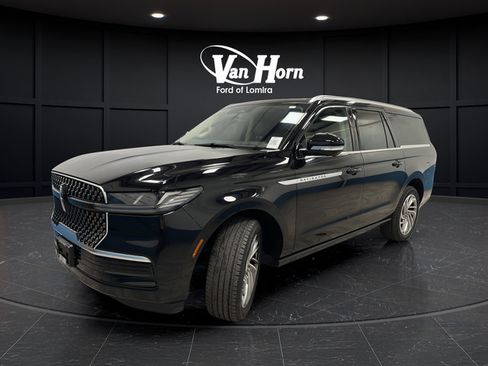 Used 2025 Lincoln Navigator L Reserve AWD/4WD image 3