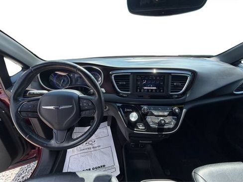 Used 2020 Chrysler Pacifica Touring-L FWD image 21