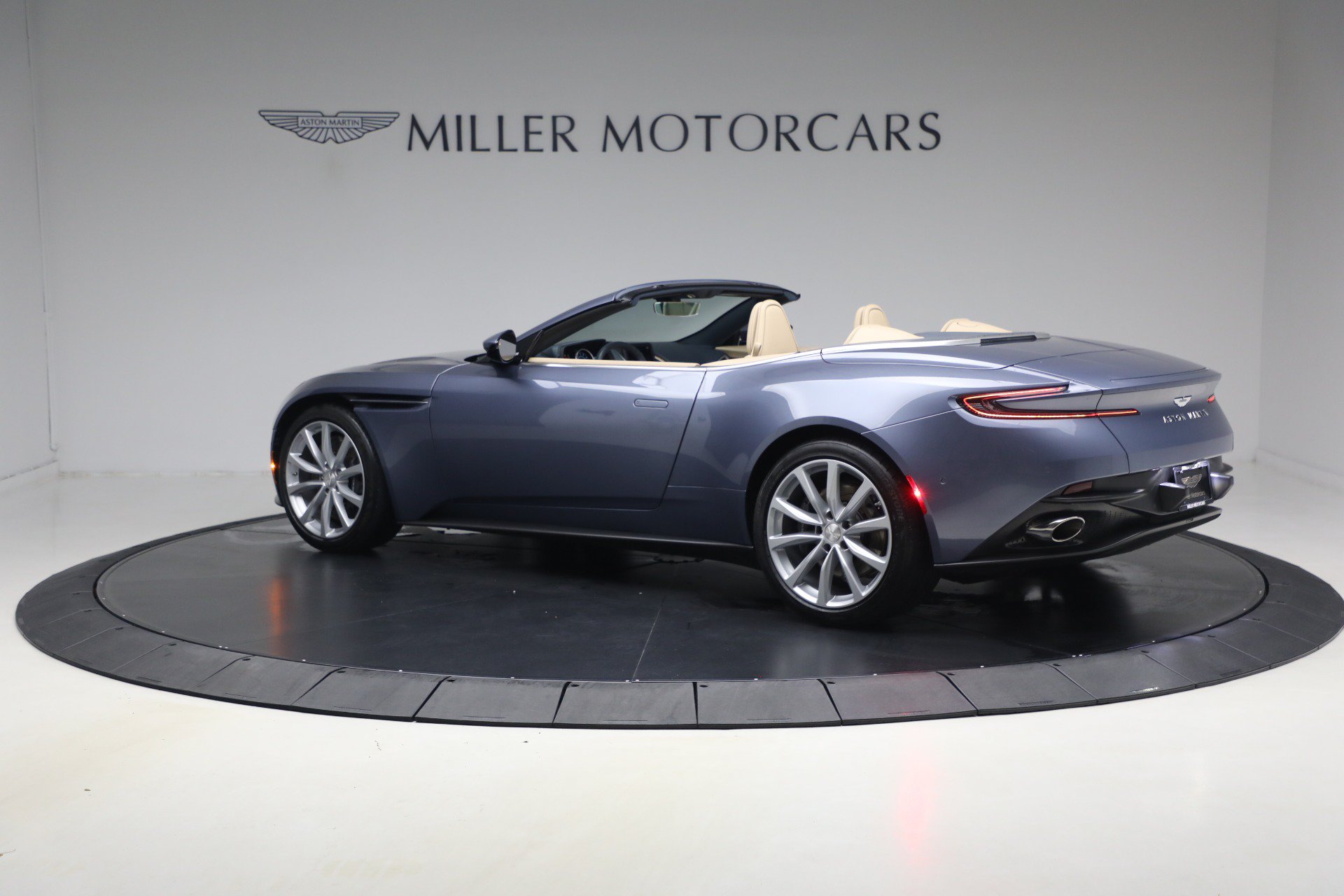 Used 2022 Aston Martin DB11 Volante RWD image 4