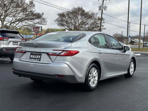 Used 2025 Toyota Camry LE image 21