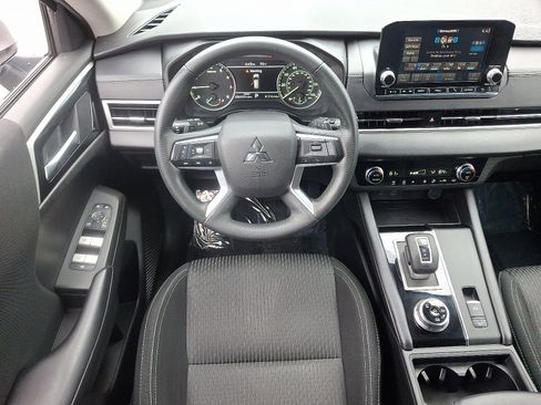 Used 2024 Mitsubishi Outlander ES image 11