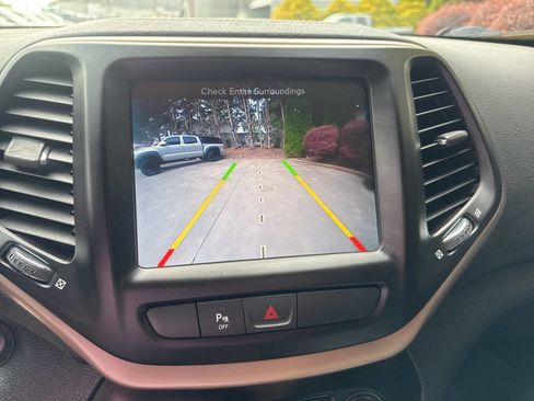 Used 2018 Jeep Cherokee Limited FWD image 20