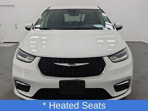 Used 2023 Chrysler Pacifica Touring-L FWD image 4