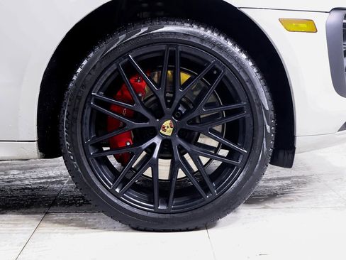 Certified 2025 Porsche Macan GTS image 22