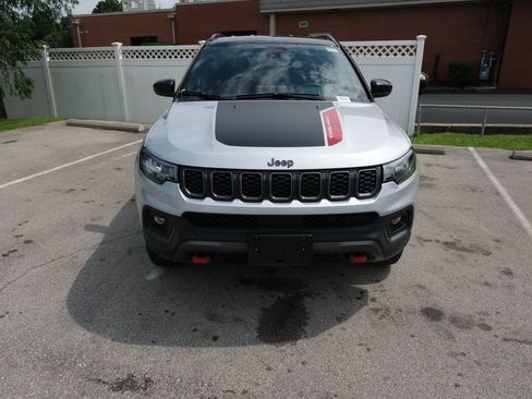 Used 2025 Jeep Compass Trailhawk AWD/4WD image 12