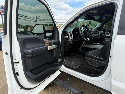 Used 2017 Ford F250 Lariat w/ Lariat Ultimate Package AWD/4WD image 10