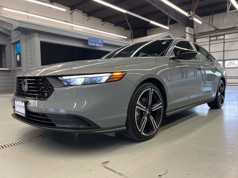 Used 2025 Honda Accord Sport image 3