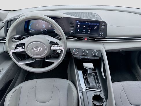 Used 2025 Hyundai Elantra SE FWD image 14