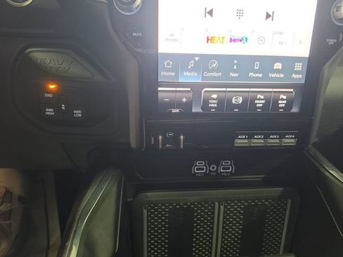 Used 2025 RAM 3500 Laramie AWD/4WD image 17