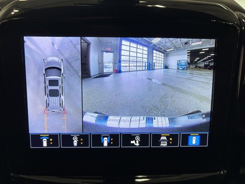 Used 2023 Chevrolet Traverse LT w/ Rear Camera Mirror Package image 17