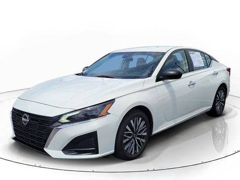 Used 2025 Nissan Altima 2.5 SV FWD image 3