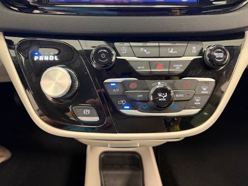 Used 2023 Chrysler Pacifica Touring-L FWD image 29