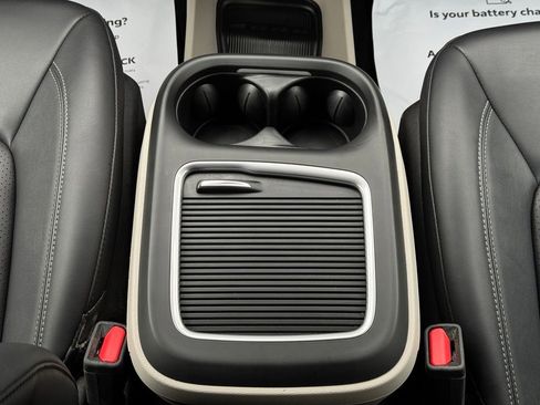 Used 2024 Chrysler Pacifica Touring-L image 38