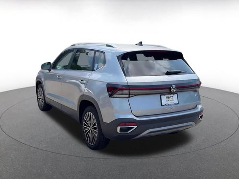 Used 2025 Volkswagen Taos SE FWD image 10