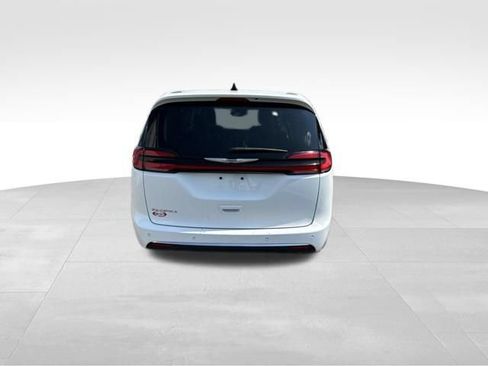 Used 2024 Chrysler Pacifica Touring-L FWD image 6