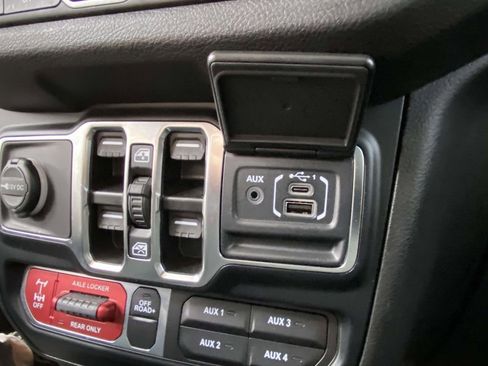 Used 2024 Jeep Wrangler Willys image 21