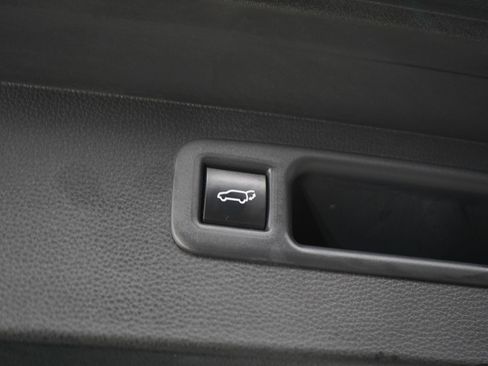 Used 2025 Toyota Highlander XLE AWD/4WD image 11
