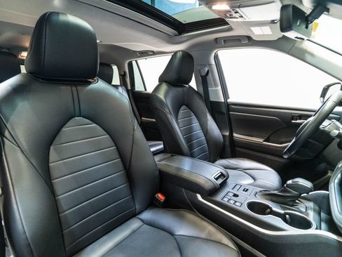 Used 2023 Toyota Highlander XLE AWD/4WD image 15