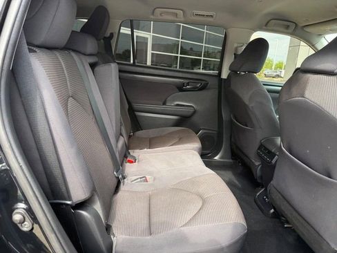 Used 2021 Toyota Highlander LE AWD/4WD image 12