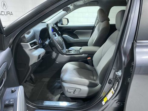 Used 2024 Toyota Highlander LE AWD/4WD image 2