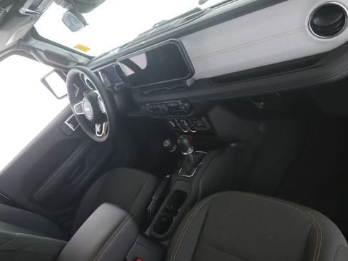 Used 2025 Jeep Wrangler Unlimited Sahara image 27