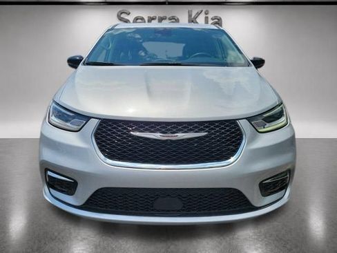 Used 2024 Chrysler Pacifica Touring-L FWD image 8