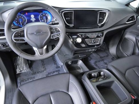 Used 2025 Chrysler Pacifica Select FWD image 4