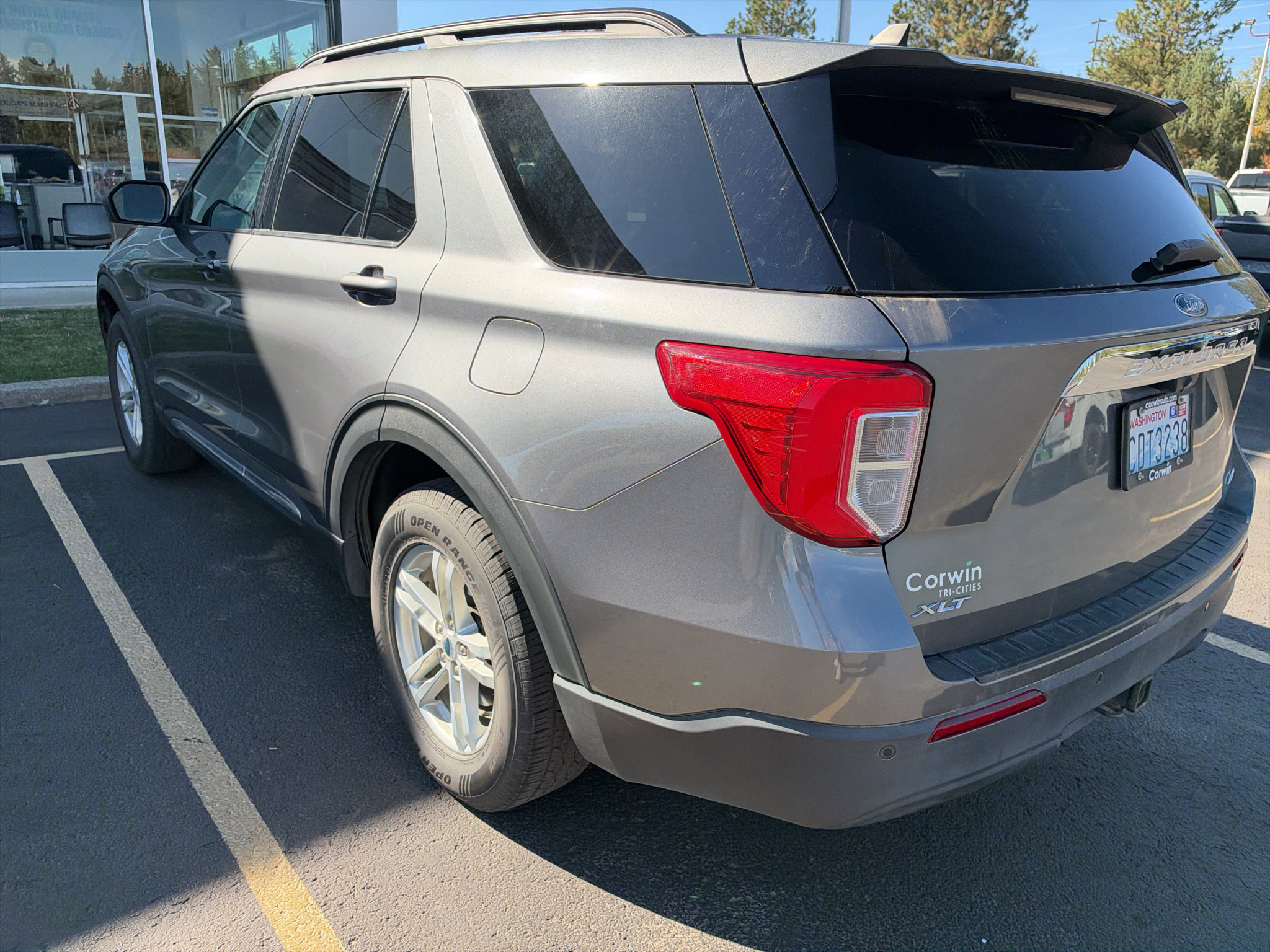 Used 2022 Ford Explorer XLT w/ Class IV Trailer Tow Package AWD/4WD image 6