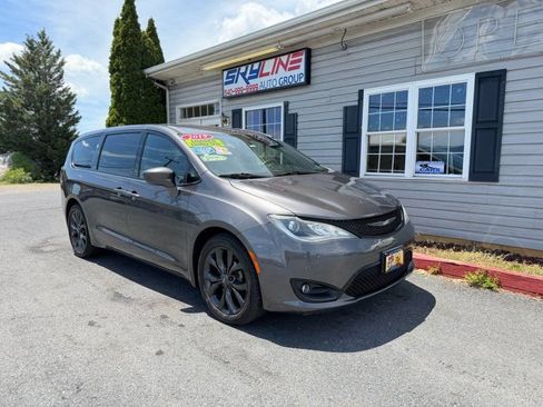 Used 2019 Chrysler Pacifica Touring Plus w/ S Appearance Package FWD image 4