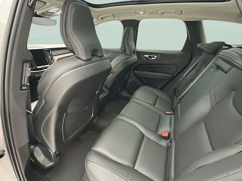 Used 2023 Volvo XC60 B5 Plus AWD/4WD image 9