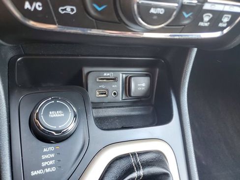 Used 2016 Jeep Cherokee Latitude w/ Comfort/Convenience Group AWD/4WD image 28