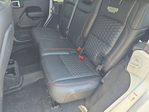 Used 2022 Jeep Wrangler Unlimited Rubicon w/ Xtreme Recon 35" Tire Package AWD/4WD image 13