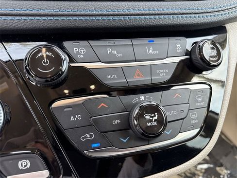 Used 2021 Chrysler Pacifica Touring-L image 19