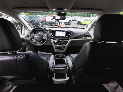 Used 2024 Chrysler Pacifica Limited FWD image 38
