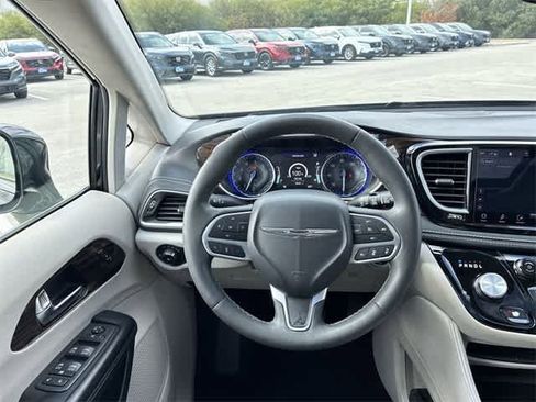 Used 2023 Chrysler Pacifica Limited image 25