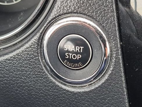 Used 2018 Nissan Rogue SV AWD/4WD image 16