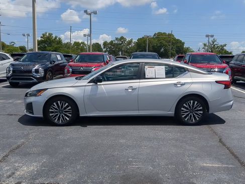 Used 2025 Nissan Altima 2.5 SV FWD image 9