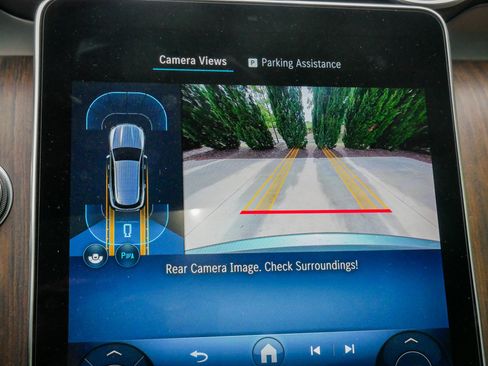 Used 2025 Mercedes-Benz GLC 300 4MATIC image 25