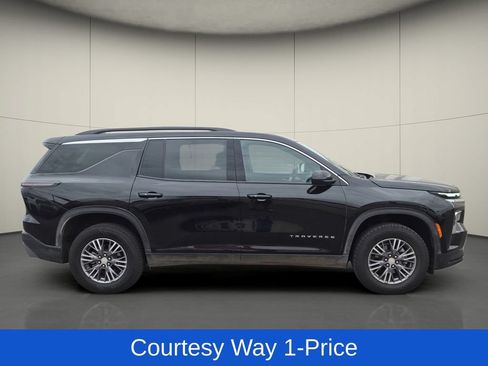 Used 2025 Chevrolet Traverse LT FWD image 11